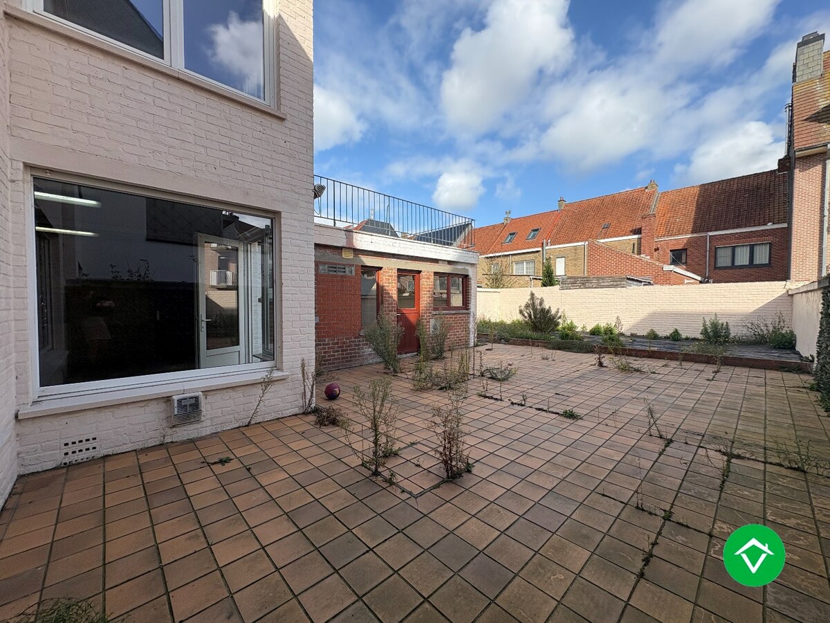 Te koop: Uniek gebouw met 2 appartementen, garage en ruime tuin – hartje Nieuwpoort-Stad 