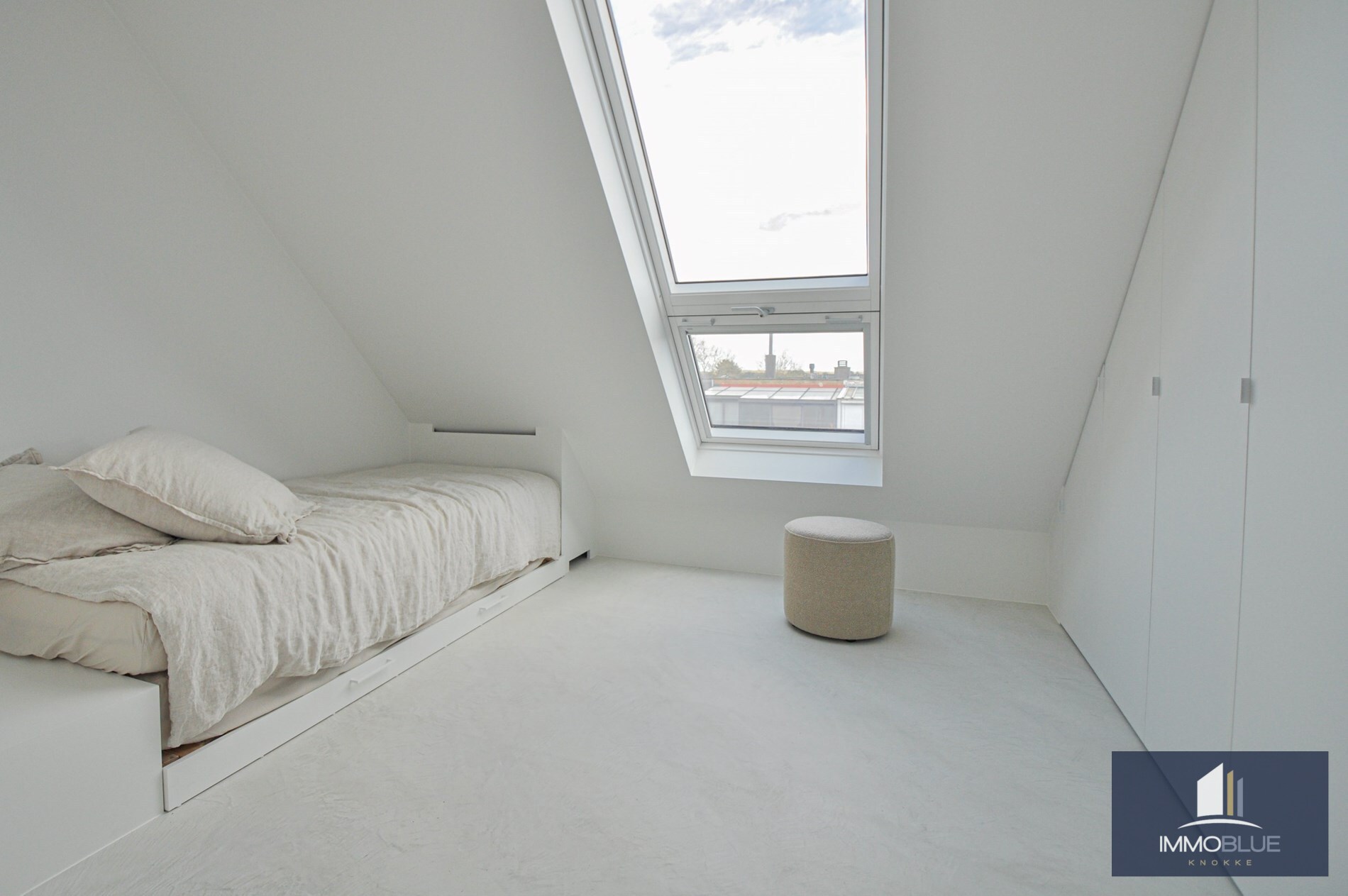 Appartement entièrement rénové avec une grande terrasse ensoleillée. 