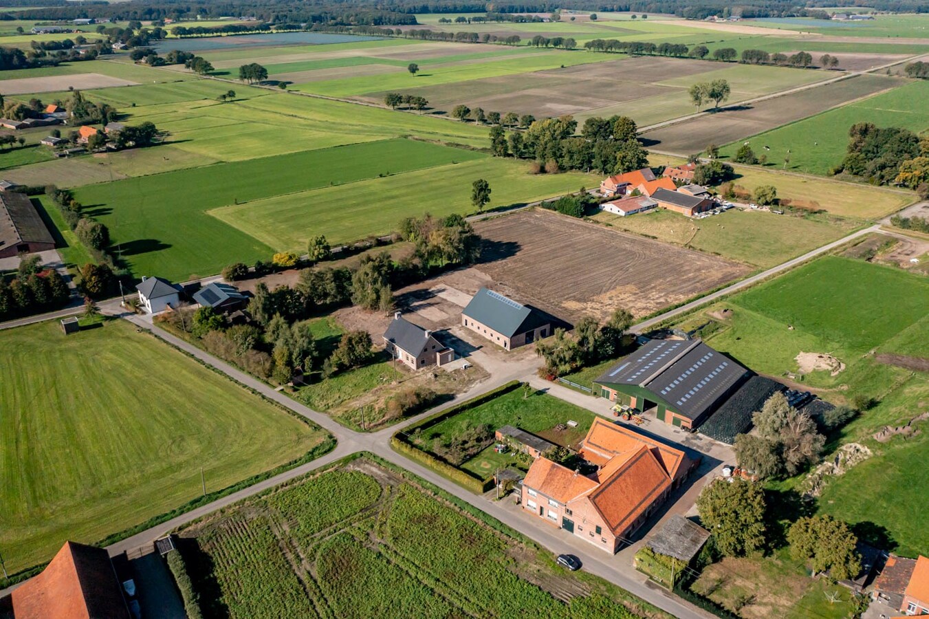 Hedendaags woning met hangar en aanpalend grasland op +/- 1,5ha 