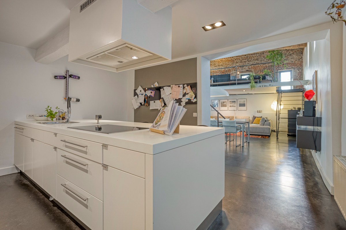 Moderne keuken in half-open configuratie