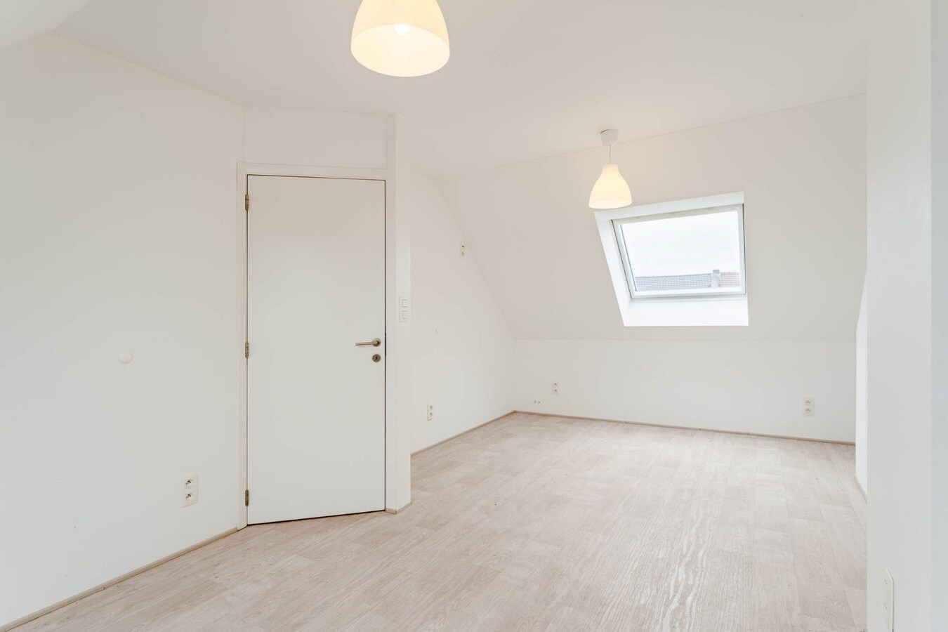 Gerenoveerde, goed onderhouden woning nabij het centrum van Bree mét een grote garage/werkplaats bereikbaar langs de Filterstraat aan de achterzijde van de woning! 