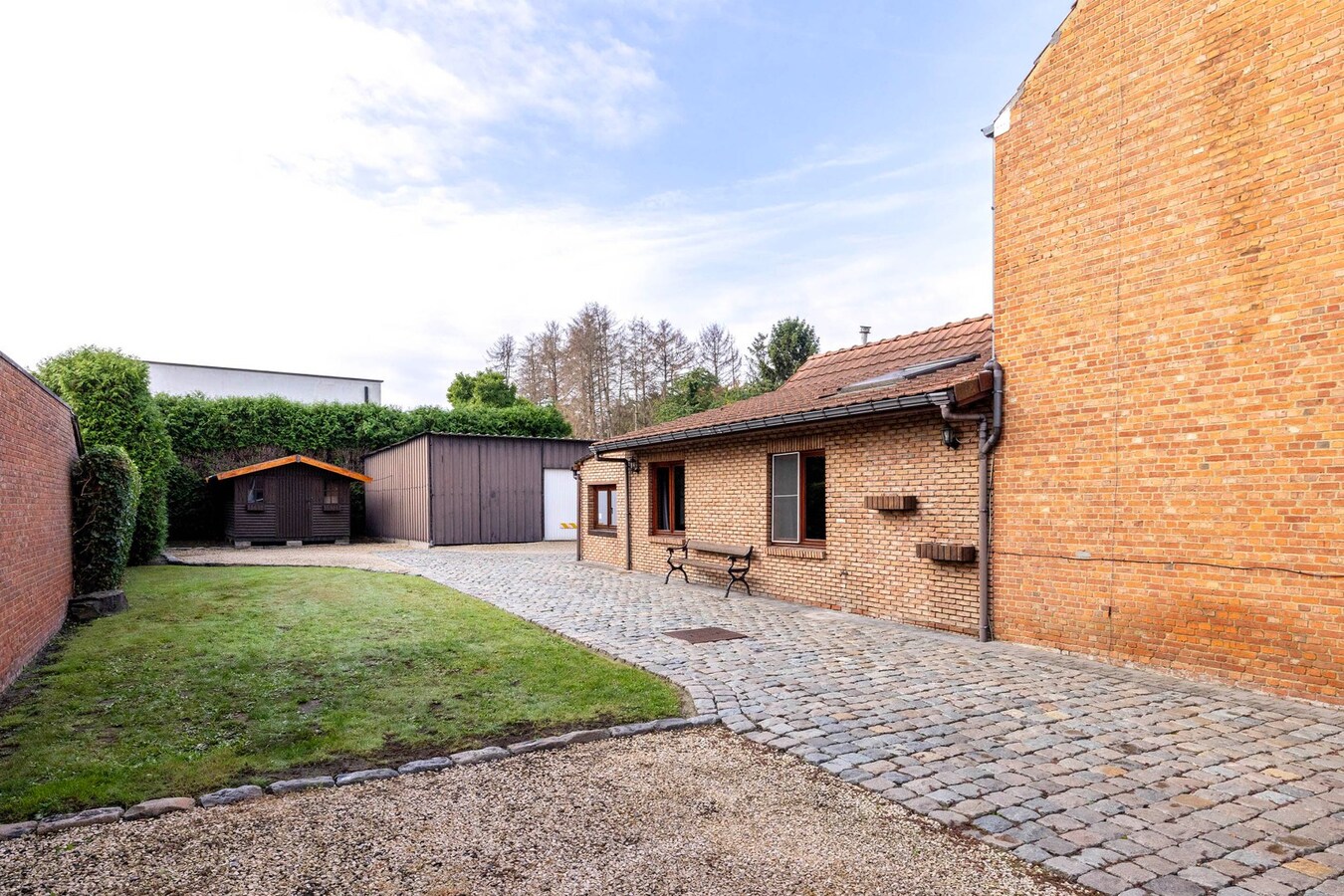 Gezinswoning met 2/3 slpks, ruime tuin en magazijn 