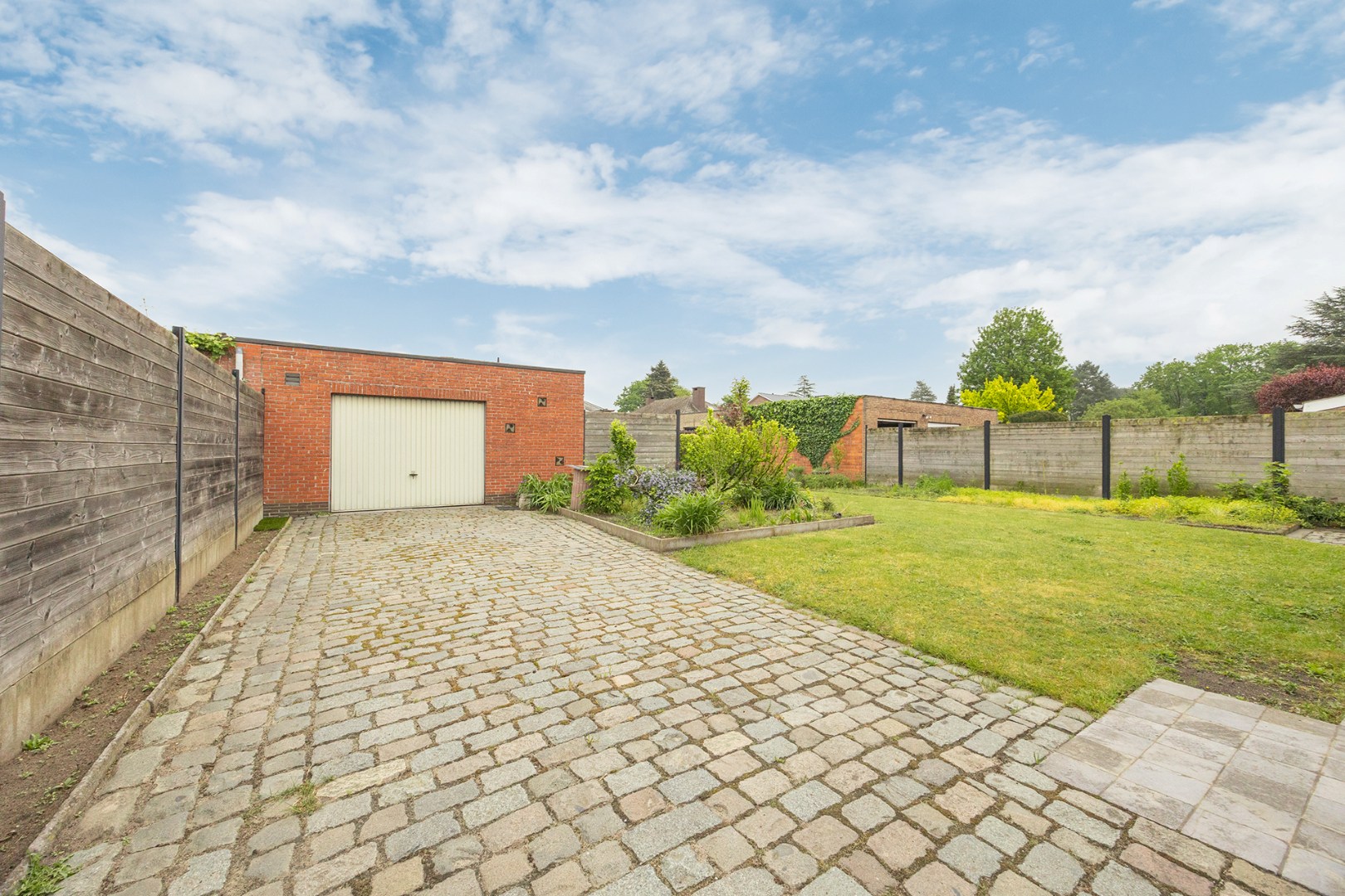 Open bebouwing met tuin en garage 