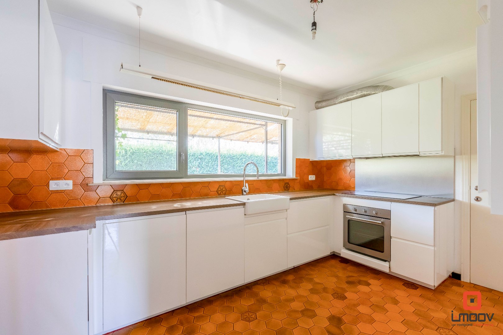 Open bebouwing met 3 slaapkamers en grote tuin in residentiële, groene woonwijk 