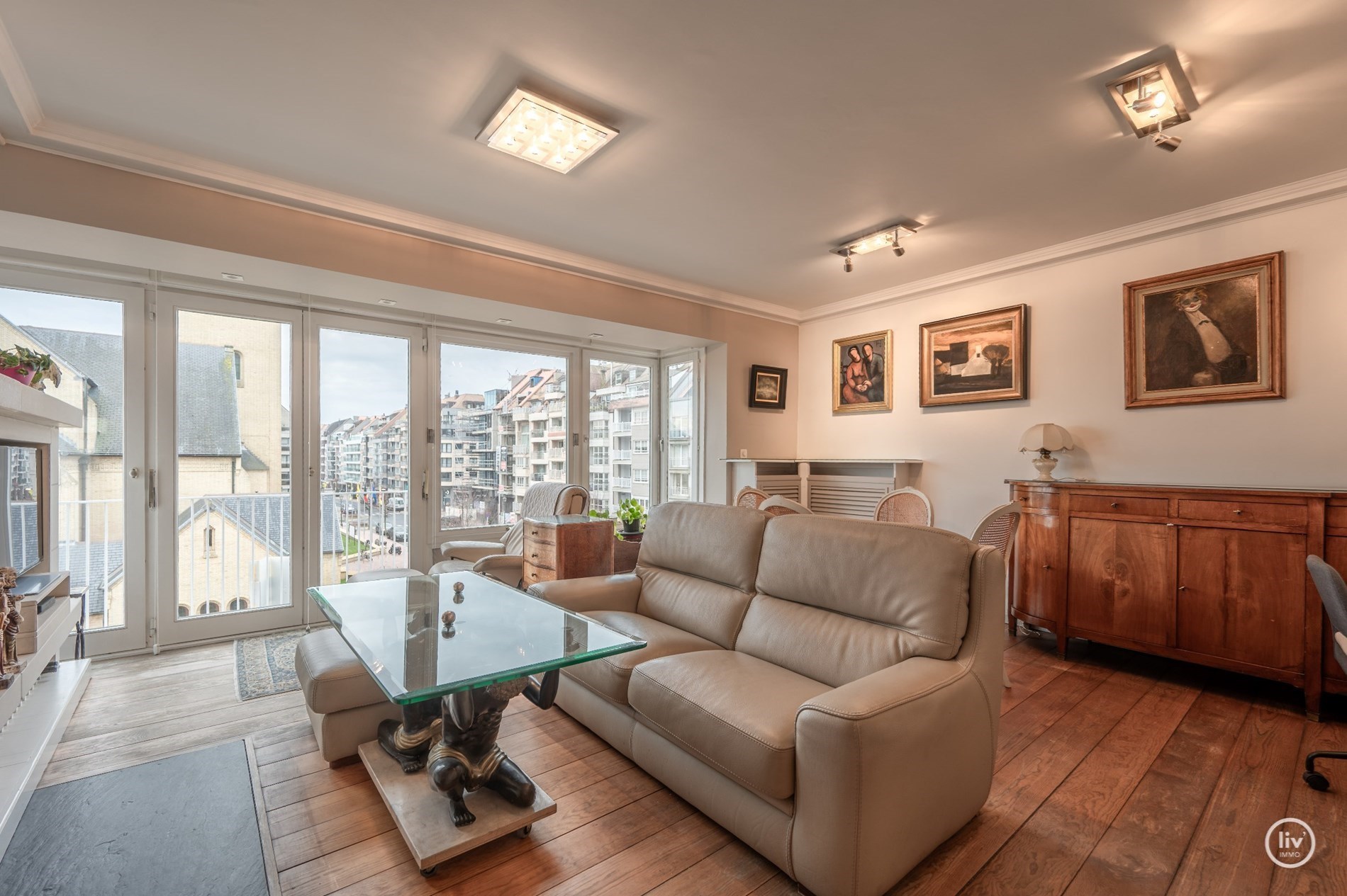 Aangenaam appartement met OPEN ZICHT en ideale zuid-west oriëntatie gelegen vlakbij de Dumortierlaan en op een steenworp van de Zeedijk 