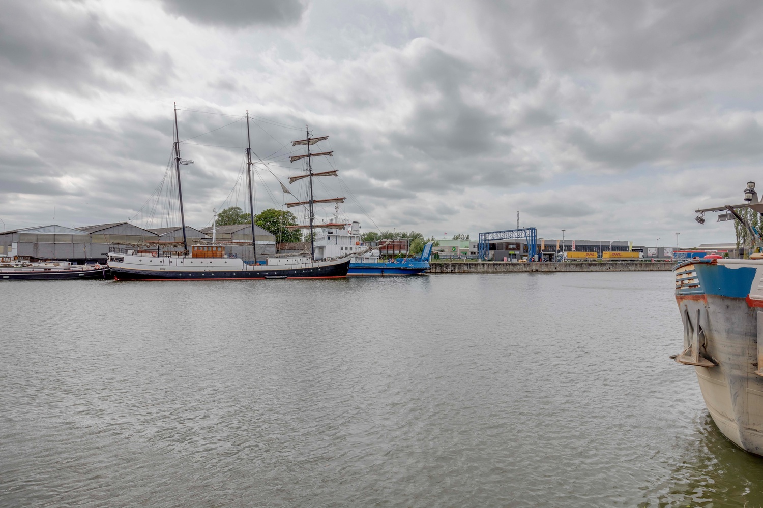 Instapklare woning met garage en volledig aangelegde tuin 