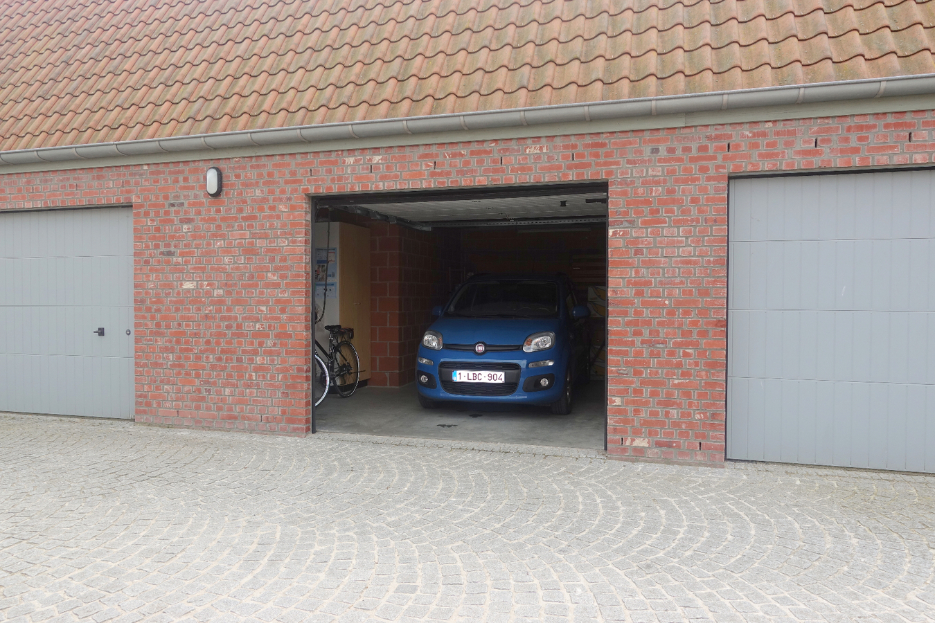 Halfopen woning met garagebox 