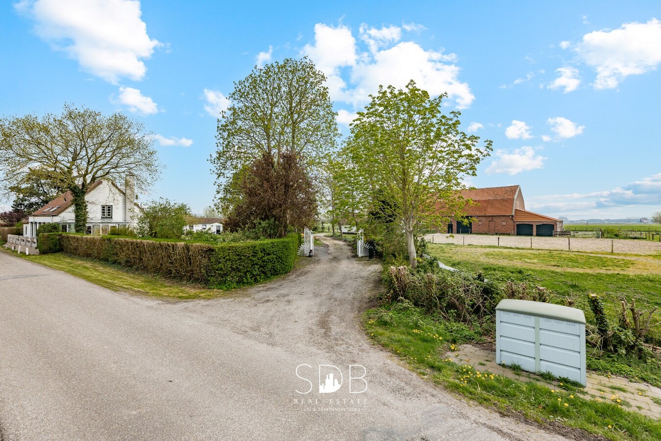 Landelijke woning met authentiek gastenhuis, stalgebouw, graslanden en buitenpiste op 20.285m² 