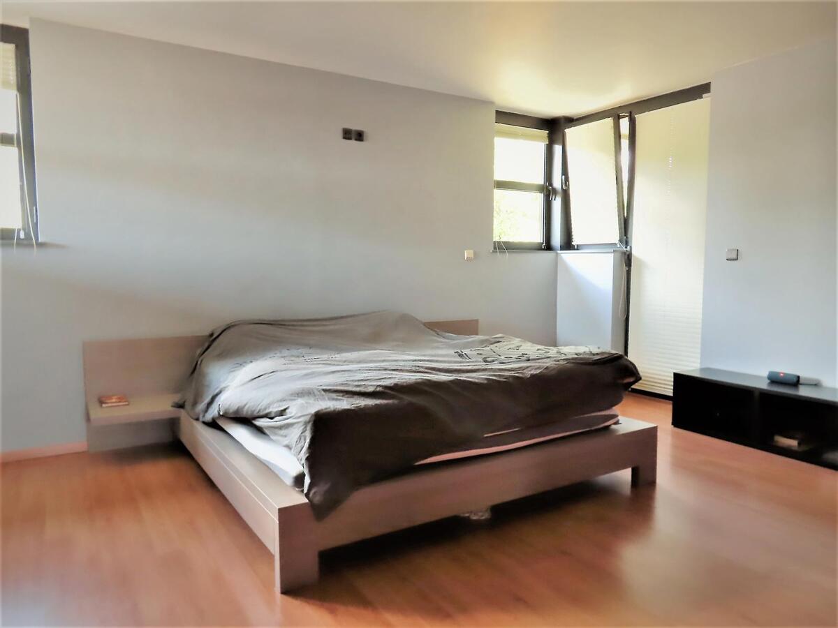 Prachtige villa, rustig gelegen te Houthalen. Dichtbij autosnelwegen en openbaar vervoer. Het centrum van Houthalen op 5 minuten en Hasselt op 15 minuten. 