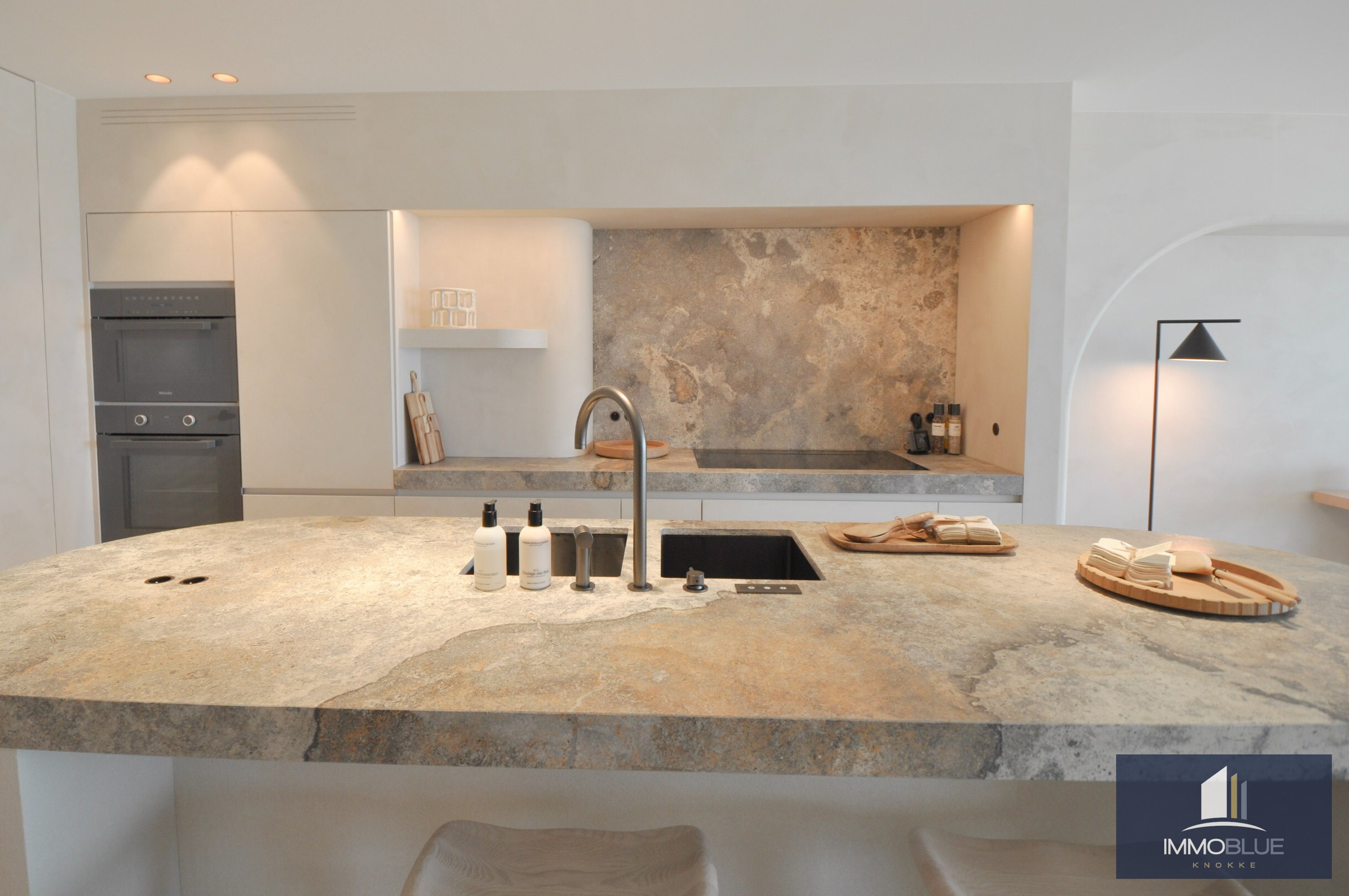 Appartement exceptionnel avec vue frontale sur la mer et une façade d’environ 11,5 mètres, situé au Zoute. 