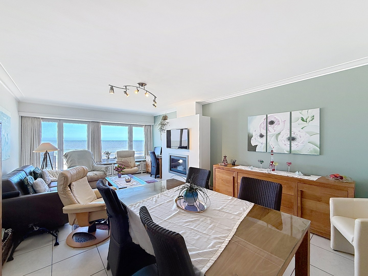 Prêt à emménager, appartement d'une chambre avec vue sur la mer. 