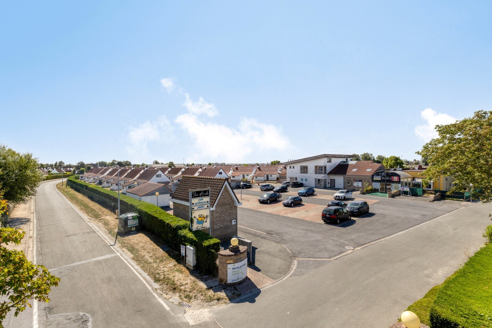 Unieke opportuniteit: horecazaak met 3 padelterreinen, terrassen en tuin te huur! 