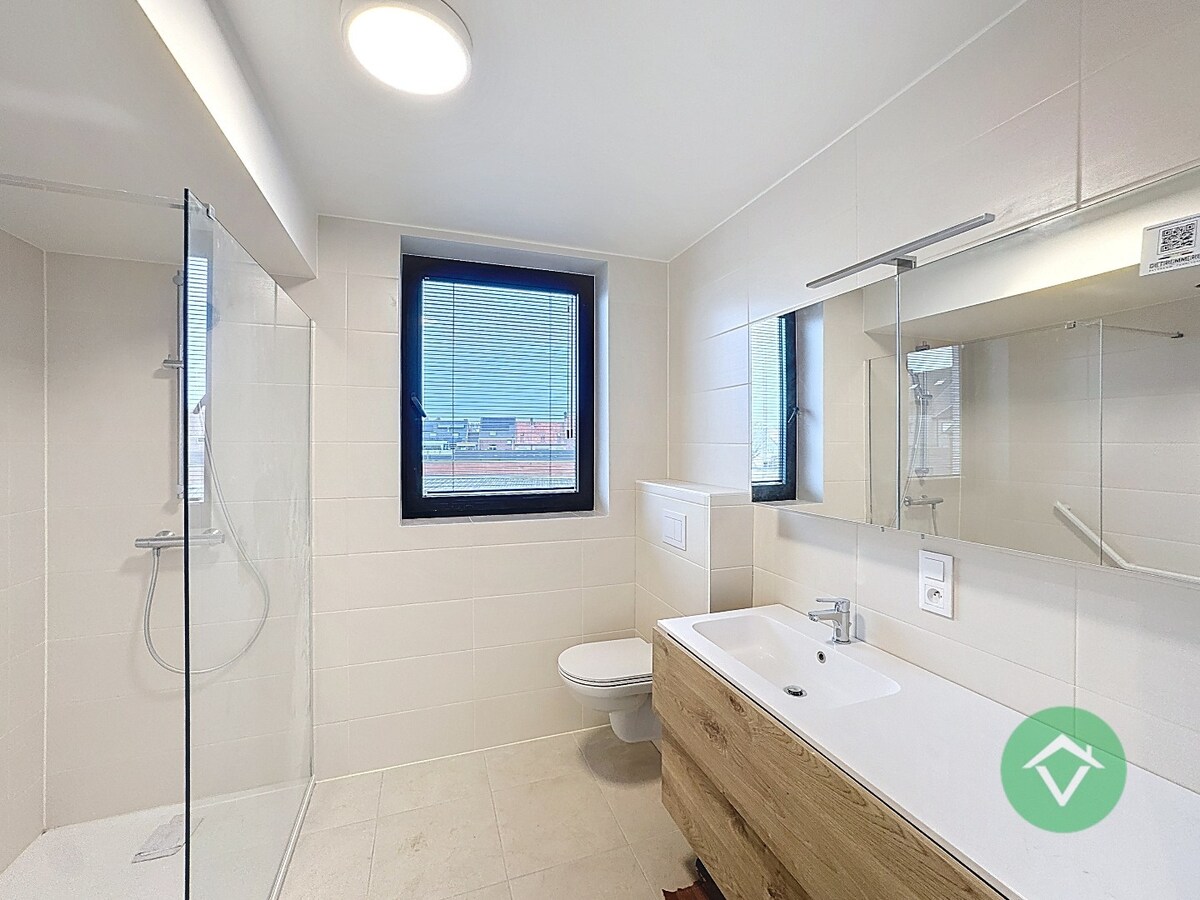 Volledig geschilderd Instapklaar appartement met garage in centrum Koekelare 