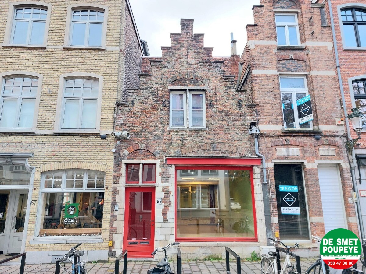 Handelsgelijkvloers met appartement 