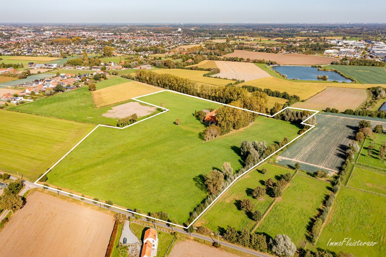 Idyllically located to renovate farm in Deinze on approximately 6 hectares. 