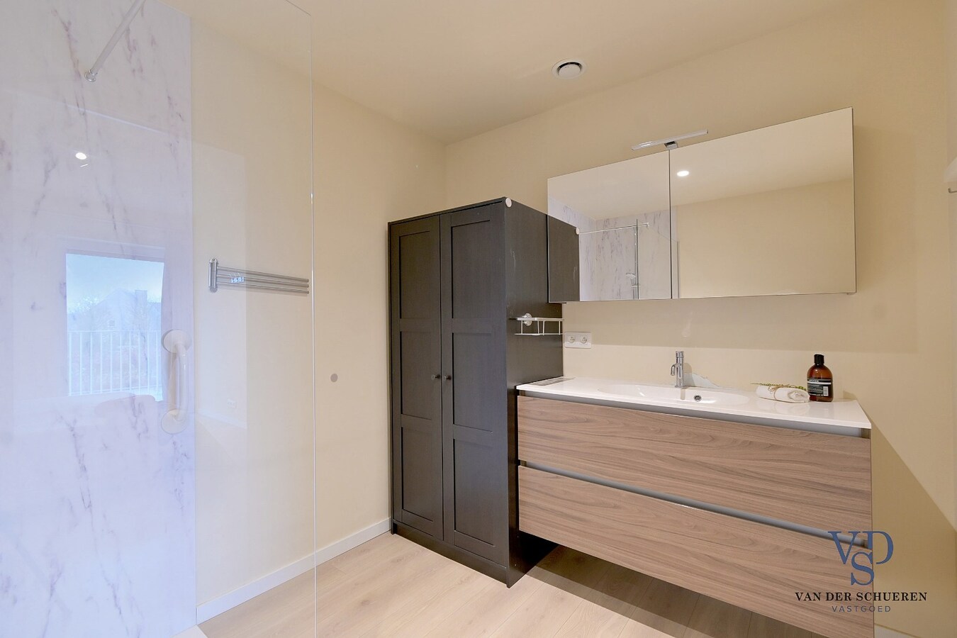 Luxueus 1-slp-appartement met staanplaats (ondergronds). 