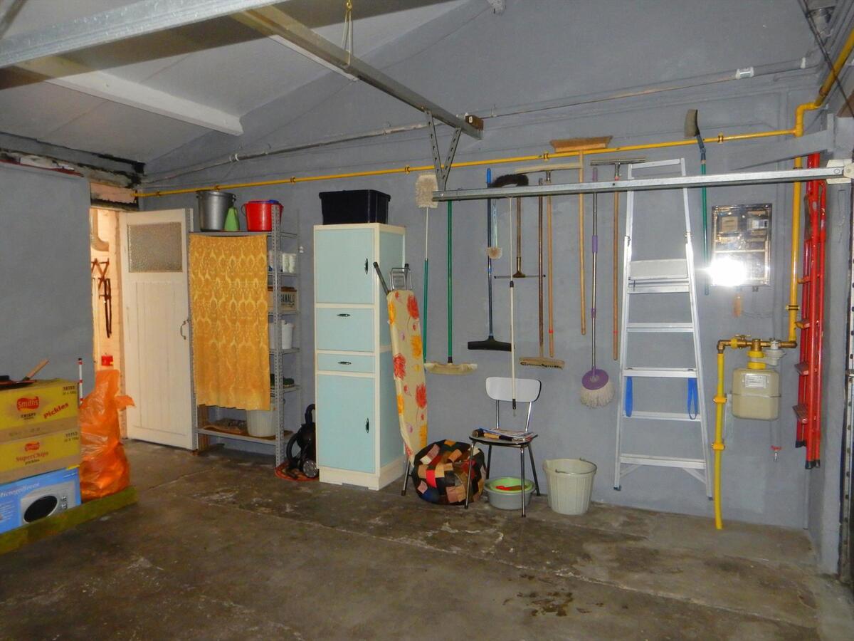 Op te frissen woning met 3 slaapkamers 