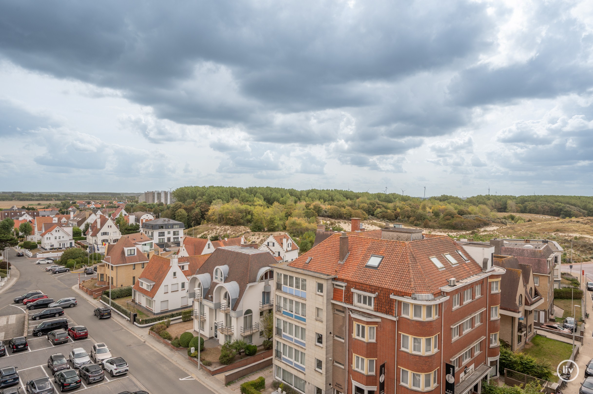 Magnifique appartement en duplex avec une largeur exceptionnelle de façade de 18 mètres et une terrasse généreuse orientée au sud offrant une vue dégagée sur l'arrière-pays de Knokke, à seulement 100 