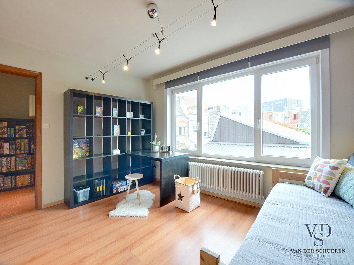 Ruime, degelijke bel-étage nabij Sint-Pieters-station. TOPPER !! 