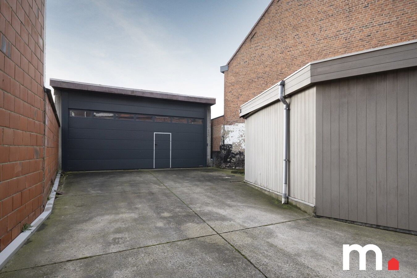 Loods met oprit en aparte kantoorruimte te koop in Heule ! 