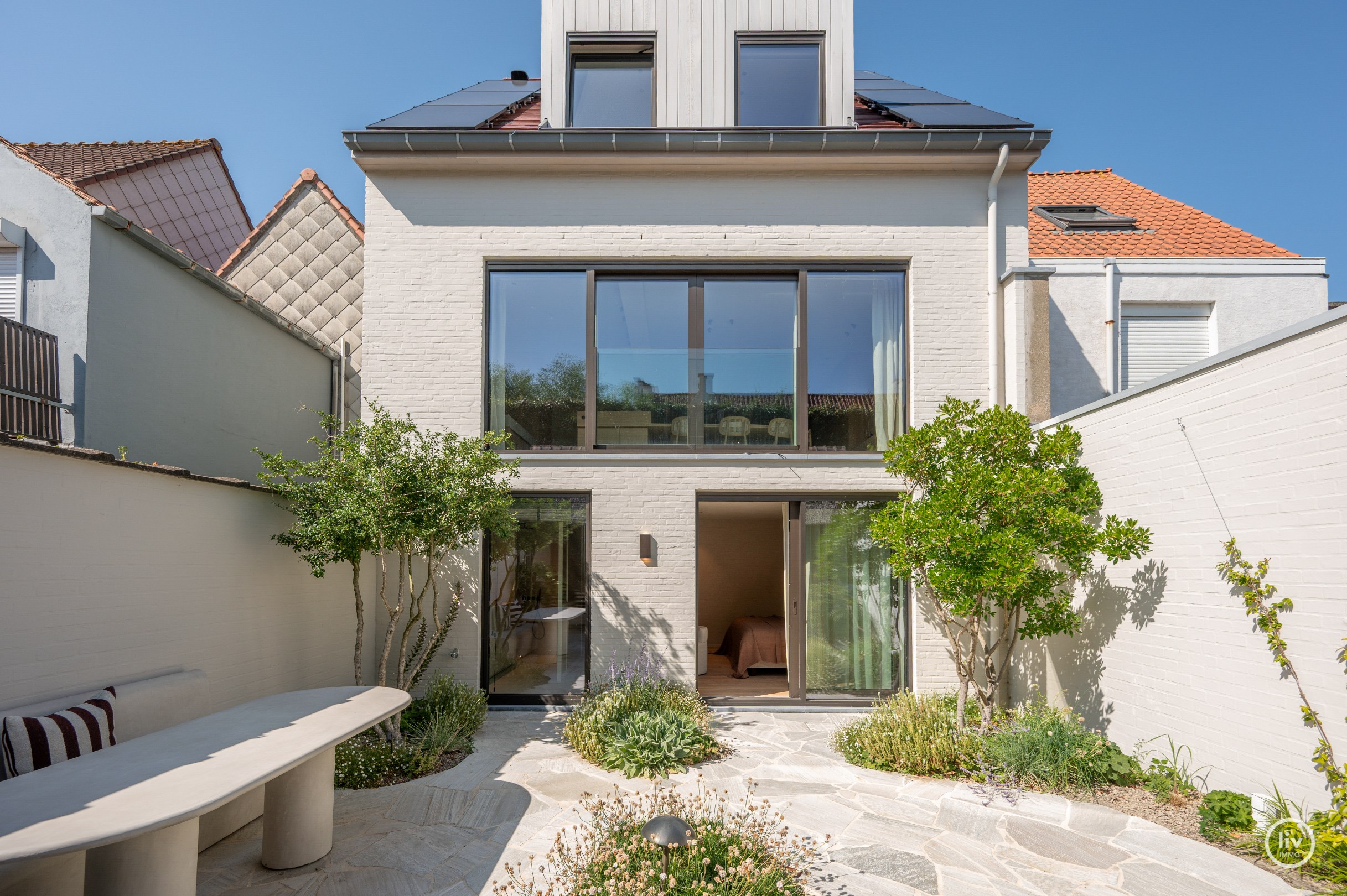 Luxe, comfort kortom een prachtig gerenoveerde woning in hartje Knokke. 