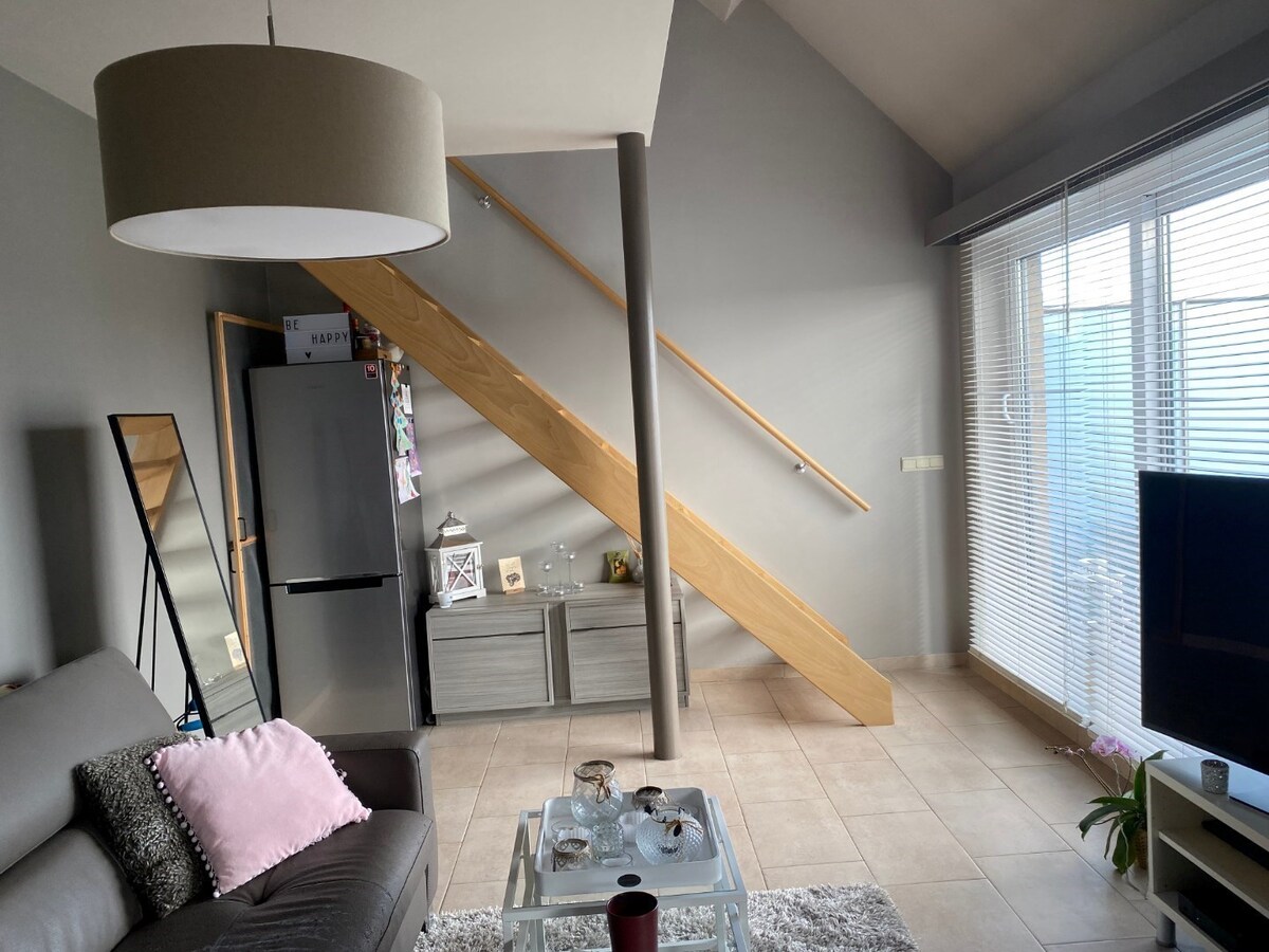 Eigentijds duplex-appartement met  autostaanplaats en kelder. Geen vaste kosten. 