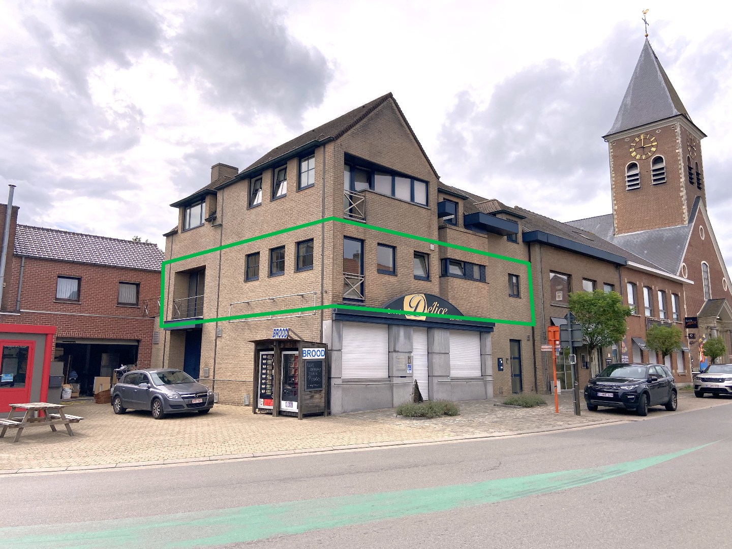 Instapklaar en ruim appartement met zonnig terras in hartje Wakken! 