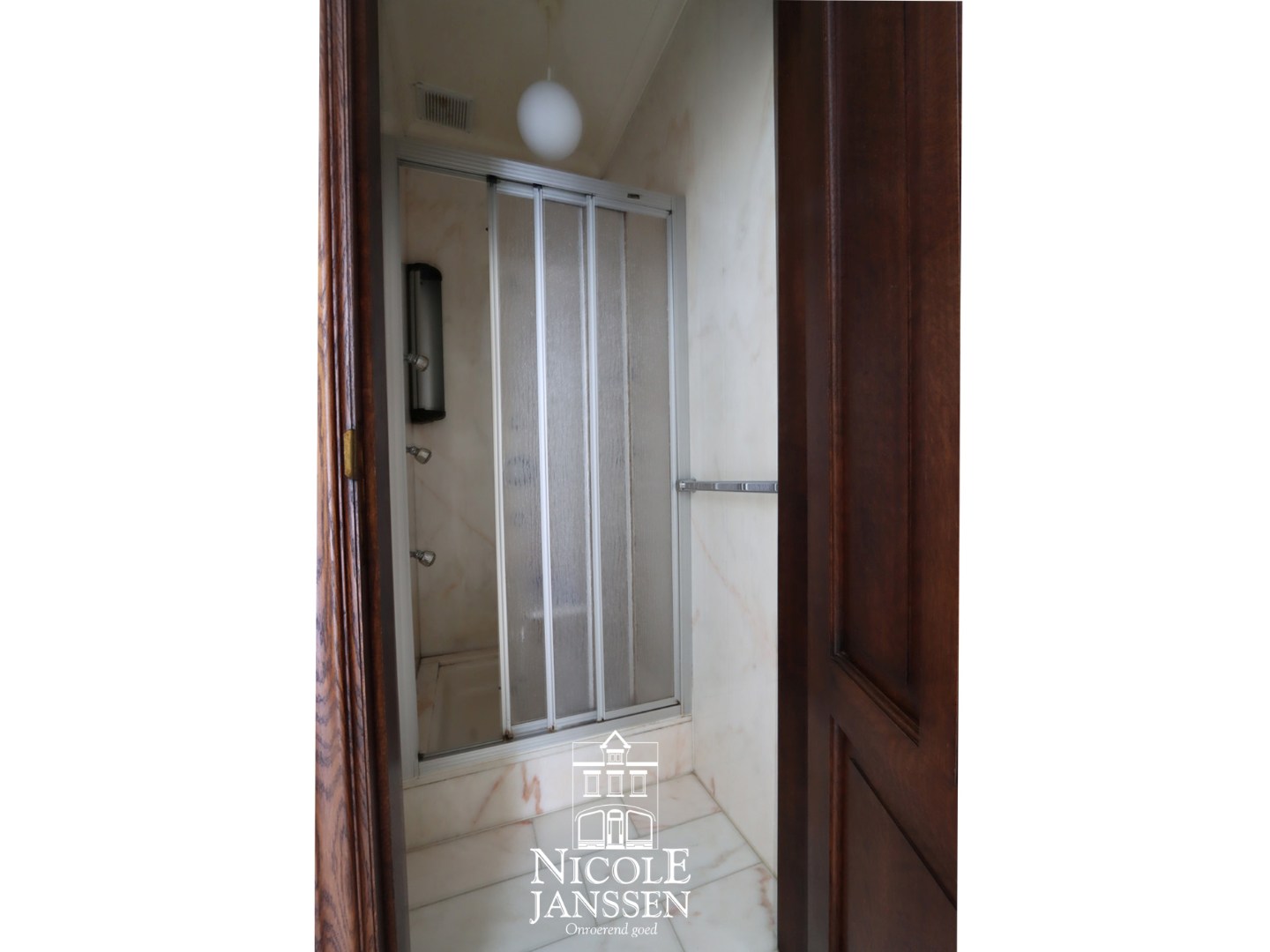 Betegelde badkamer met ligbad, dubbele lavabo en apart af te sluiten toilet 