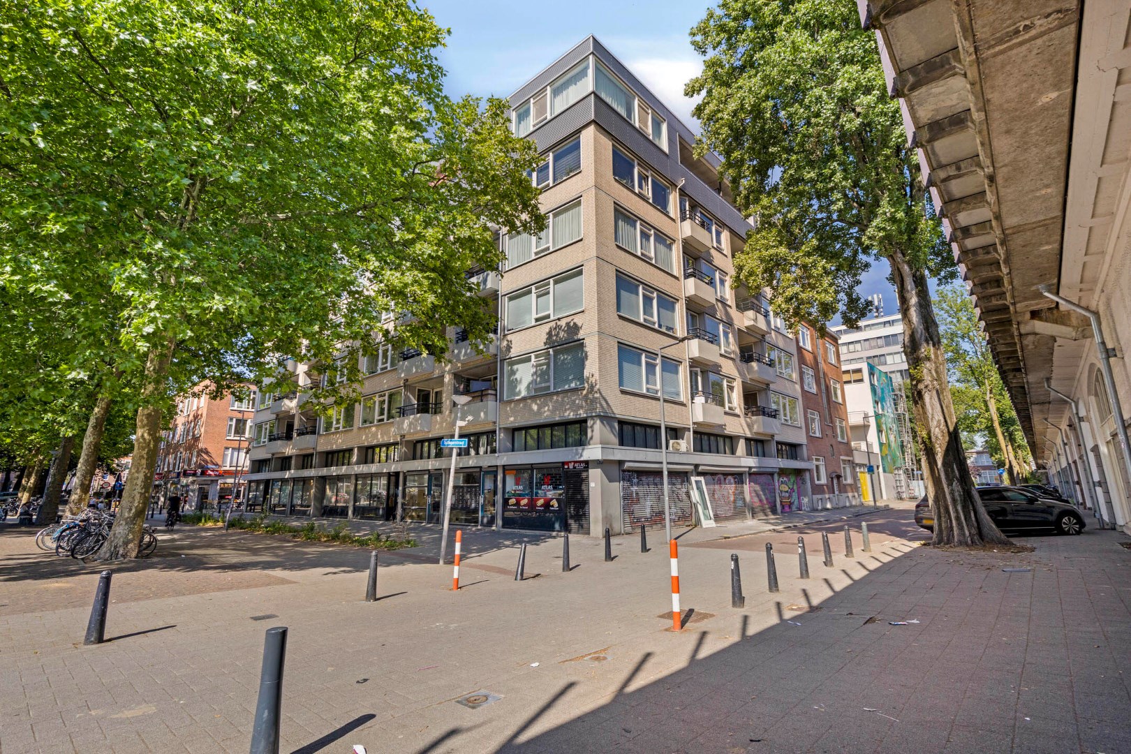 Turn-key 2 kamer (voorheen 3) appartement op steenworp afstand van Rotterdam centrum met een nette keuken, royale woonkamer en gelegen op eigen grond! 