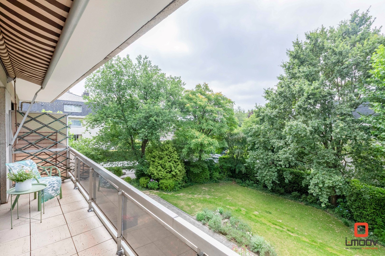 Instapklaar tweeslaapkamer appartement met garagebox in het groen 