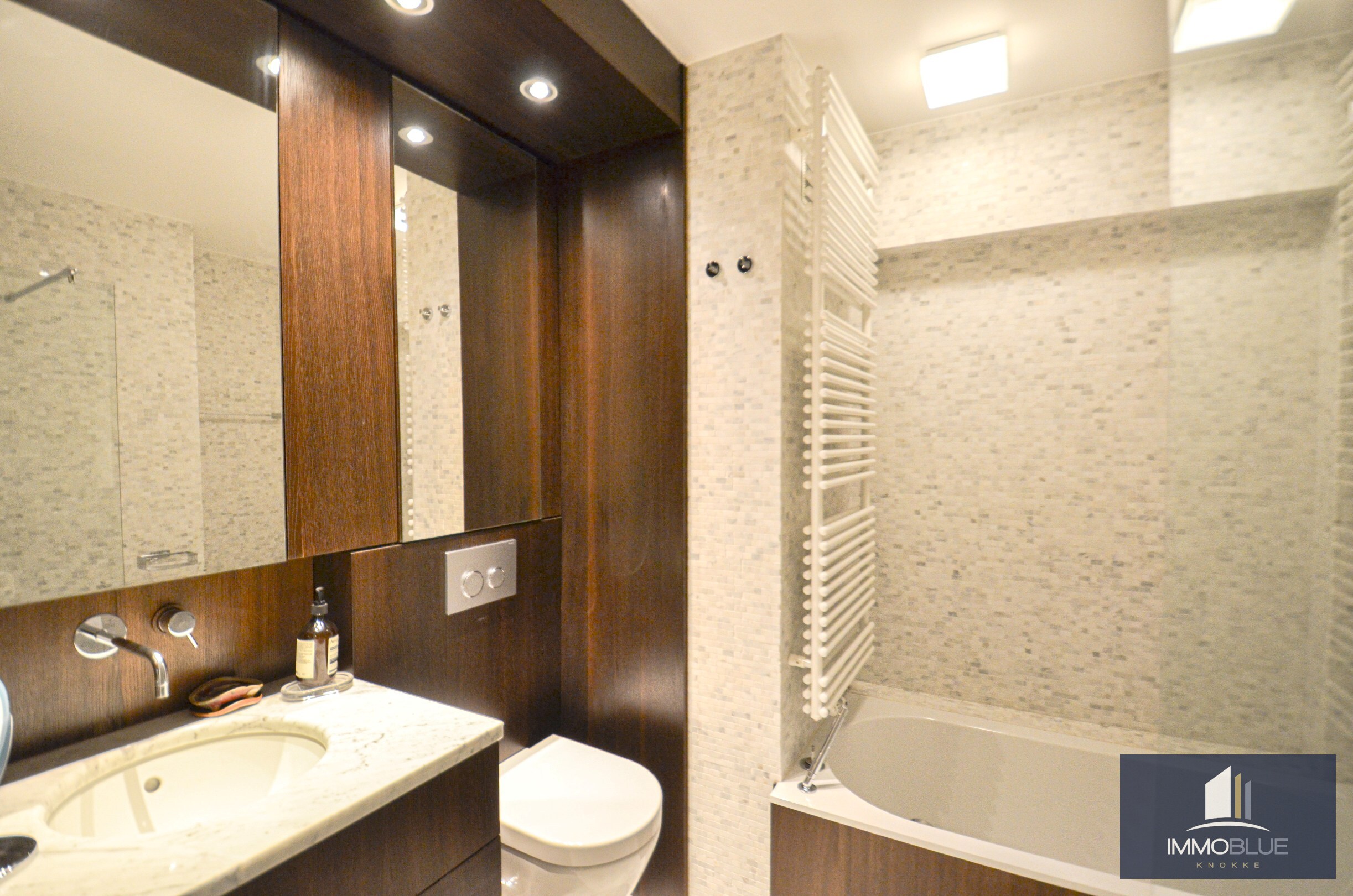 Lichtrijk hoekappartement met ruime terrassen gelegen in een klein residentie. 