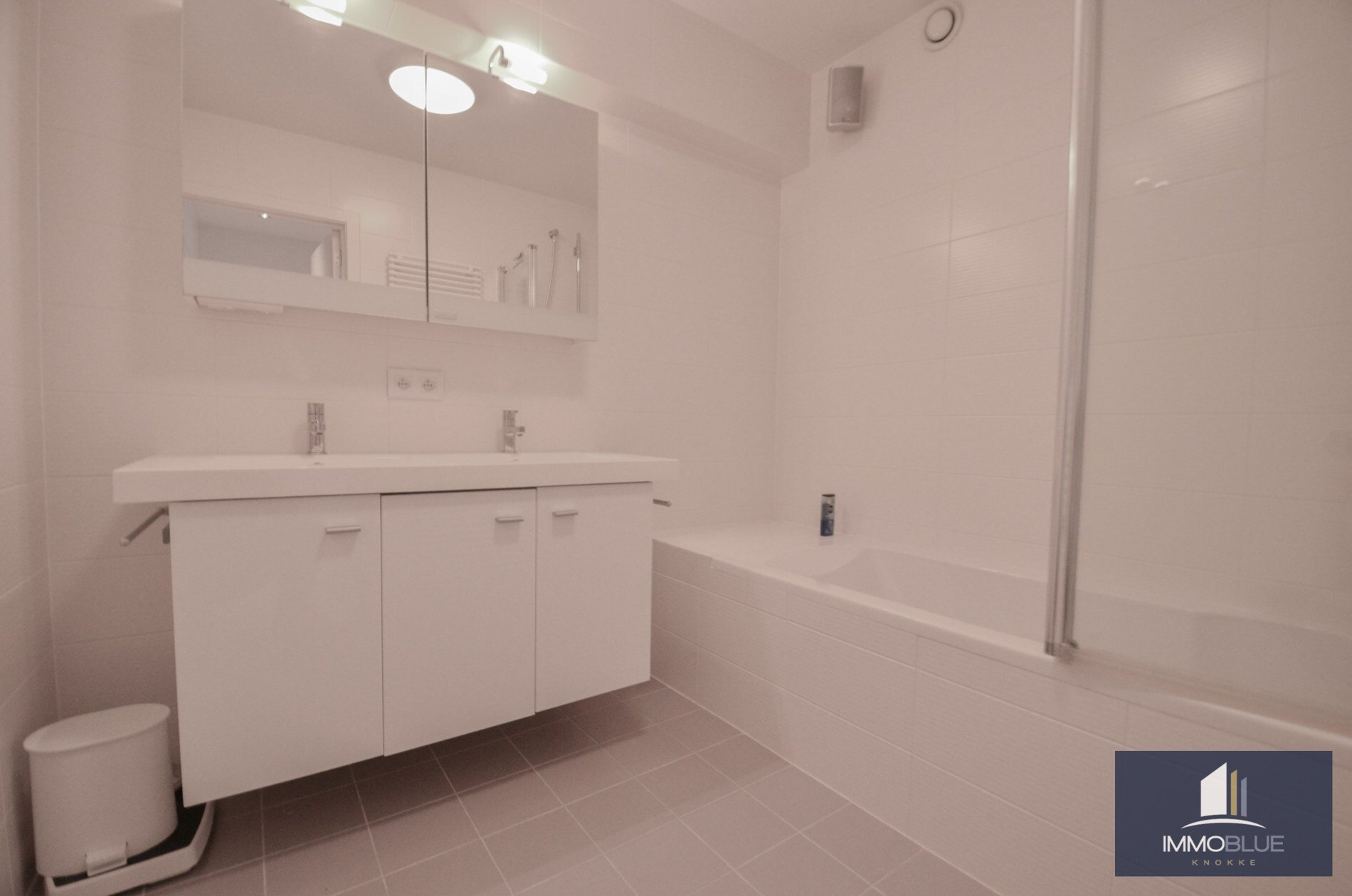 Duplex mezzanine lumineux et spacieux à louer, situé à deux pas de la mer. 