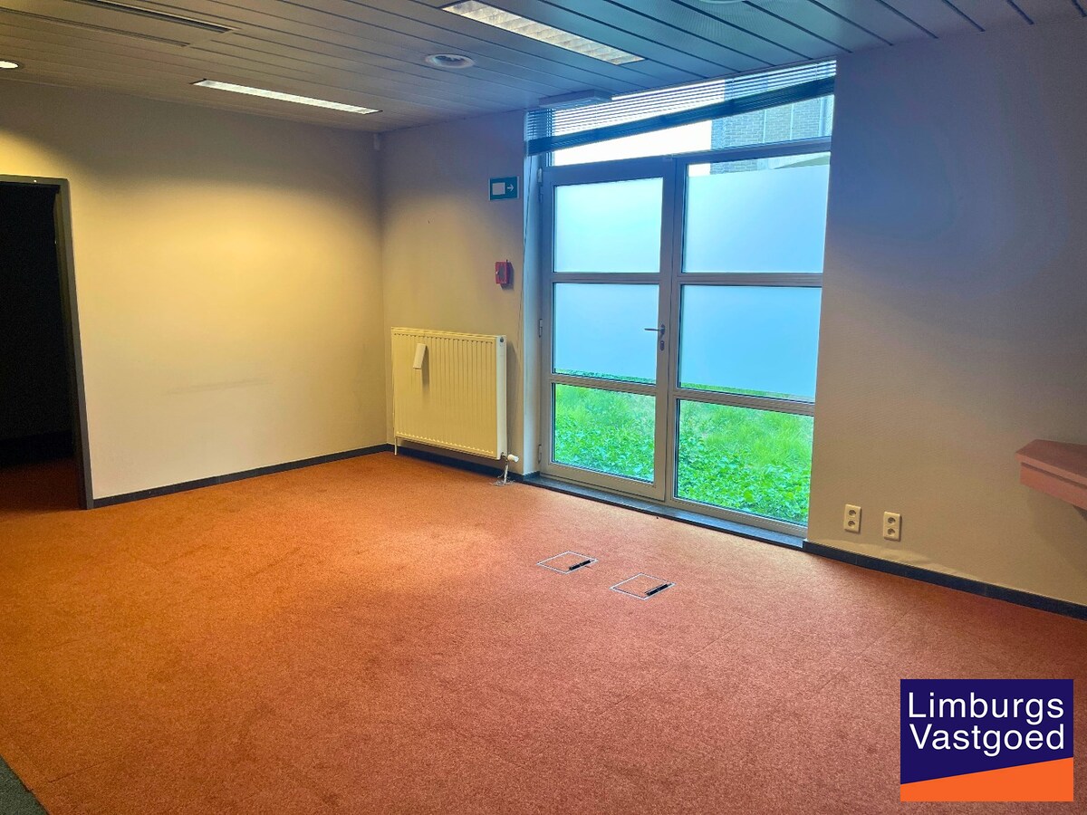 Handelsgelijkvloers 433m² met 3 parkings en kelder op commerciële topligging 