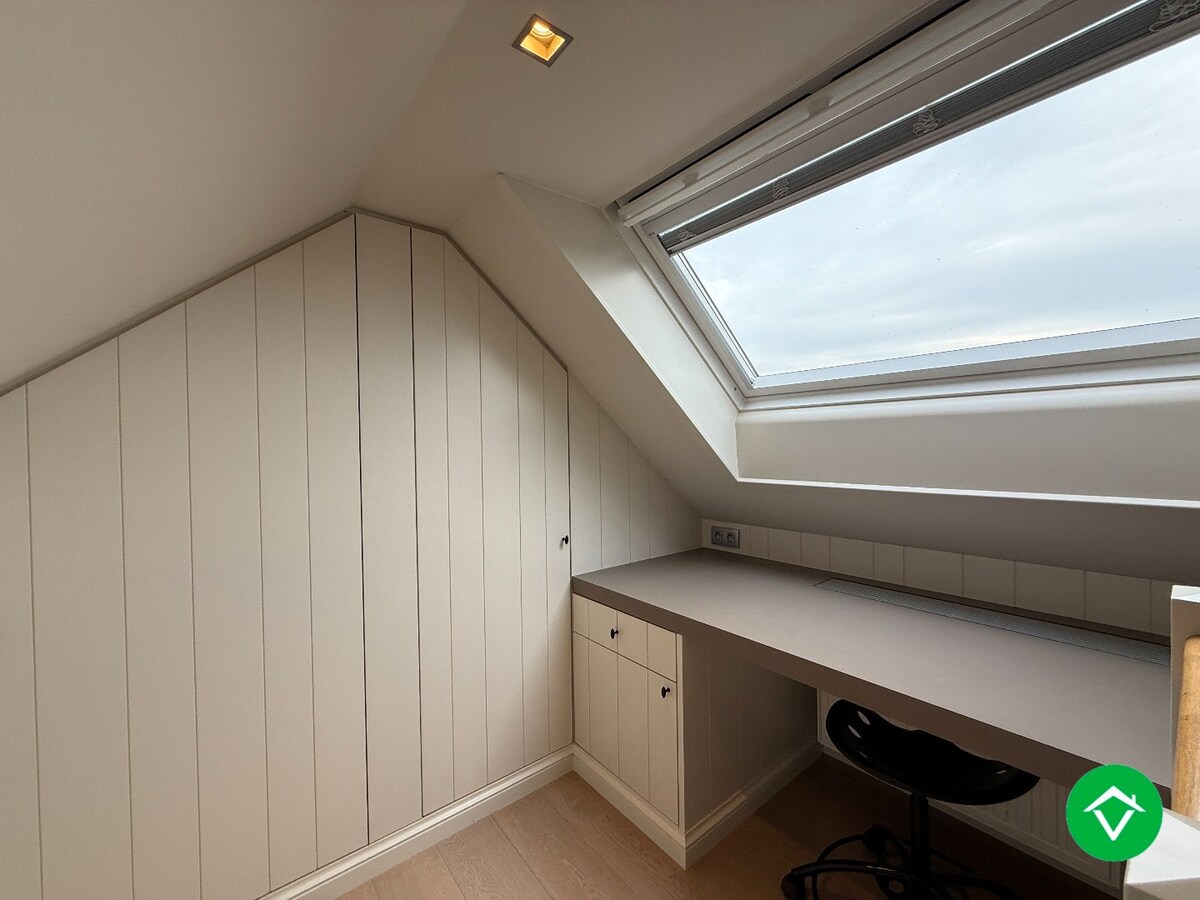 Prachtige rijwoning met 3 slaapkamers, tuin en garage te Roeselare 