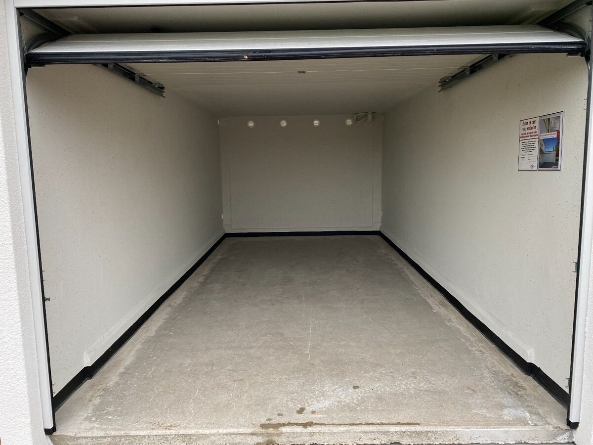 Ruime garages met sectionaalpoorten te huur 