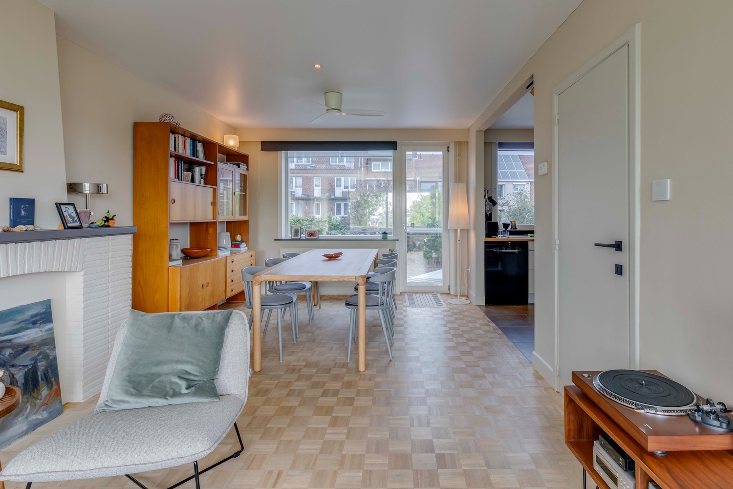 Instapklare woning met garage en volledig aangelegde tuin 