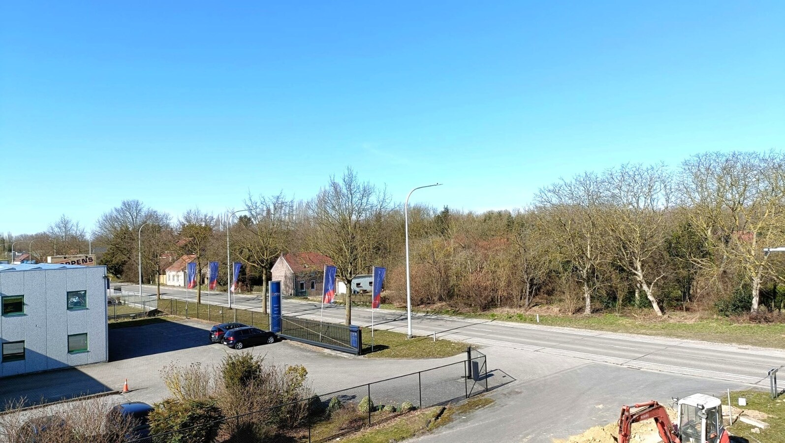 Kantoorruimte 120m² + loods/hangaar/magazijn 775 m² te Boutersem 