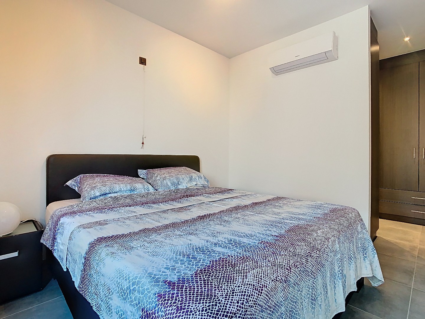 Recent gelijkvloers appartement met tuin, 2 slaapkamers en dressing 