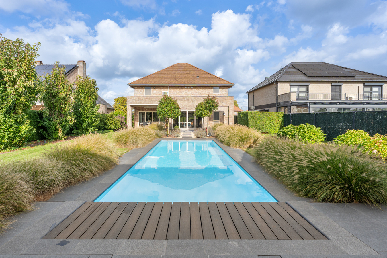Stijlvolle villa in tijdloze pastorijstijl met zwembad en exclusieve tuinbeleving. 