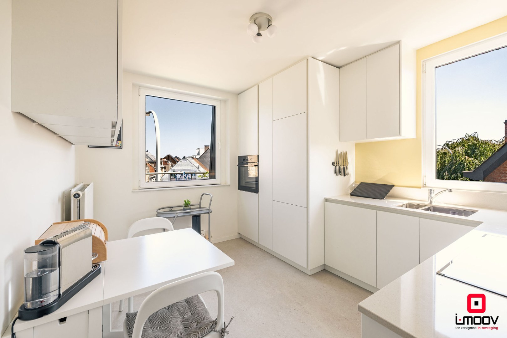 Ruim appartement met 2 slaapkamers, dubbele garage en twee terrassen te Aalst 