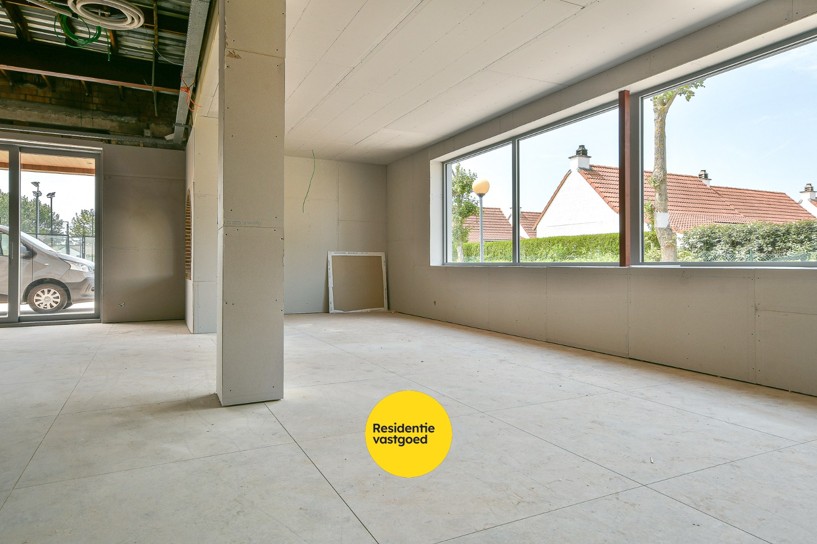 Unieke opportuniteit: horecazaak met 3 padelterreinen, terrassen en tuin te huur! 