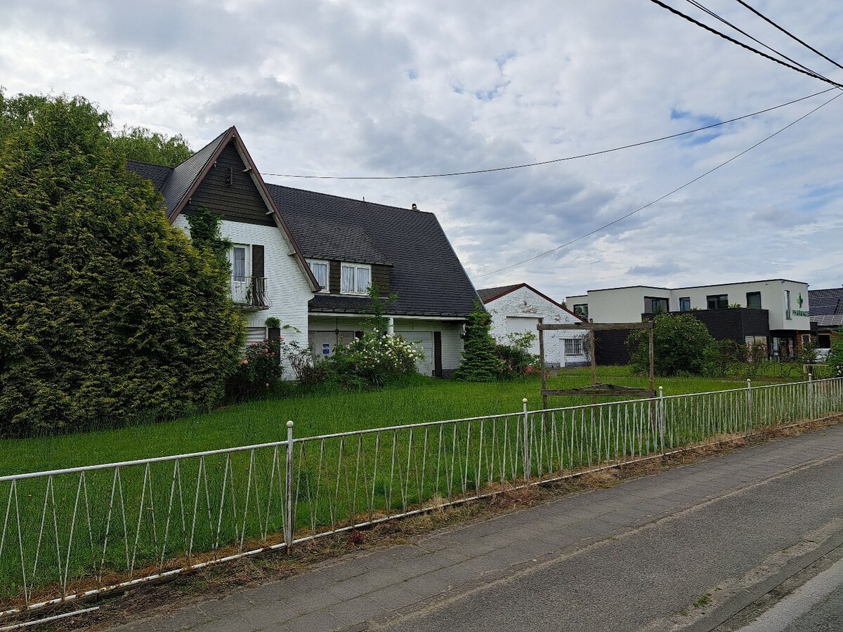 Sur 3200 m² en zone d'habitat vaste ensemble immobilier comprenant une villa de 240m² et 600m² d'entrepôt. 