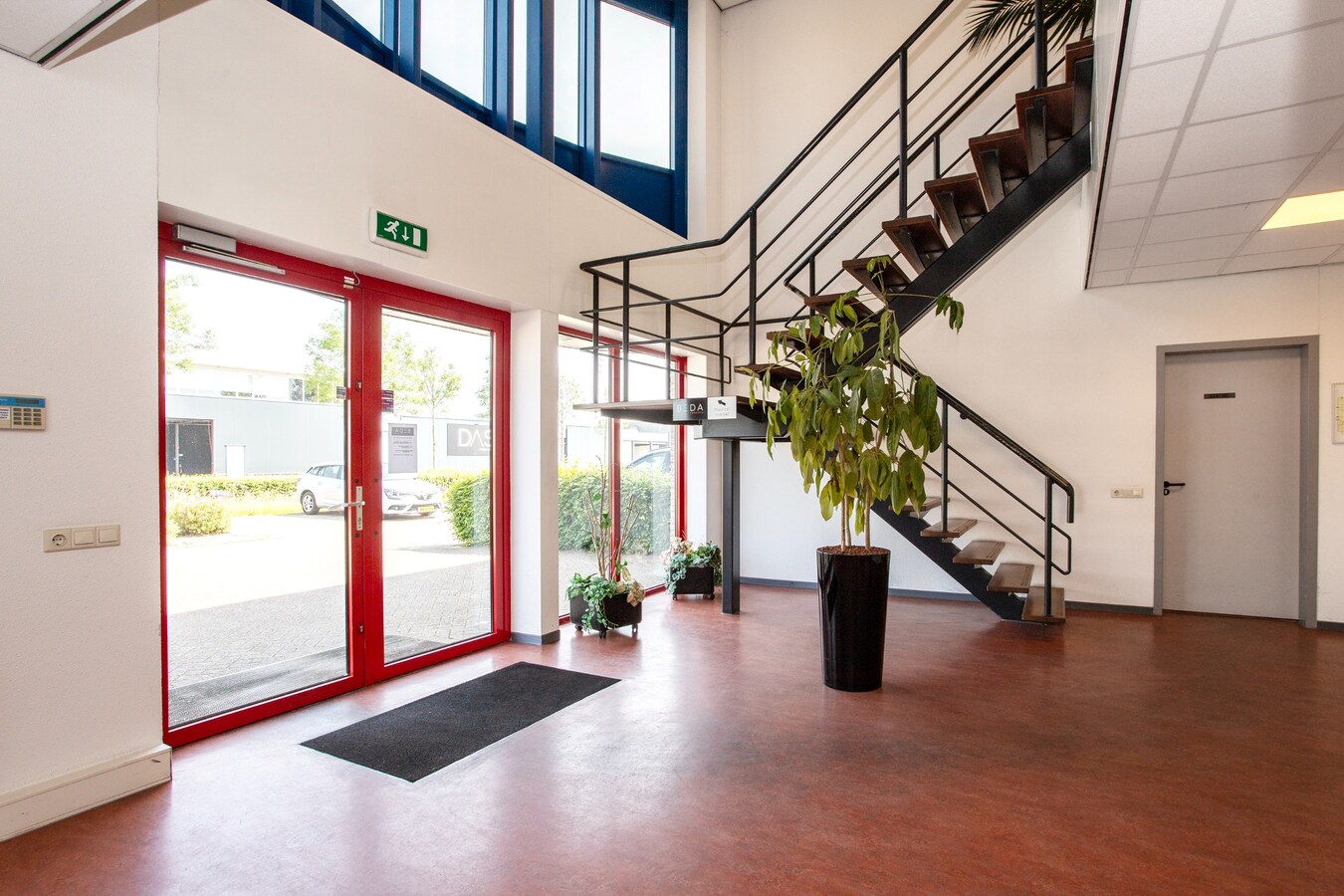 Representatief kantoorpand met 11 kantoorruimtes en circa 20 parkeerplaatsen te huur. 