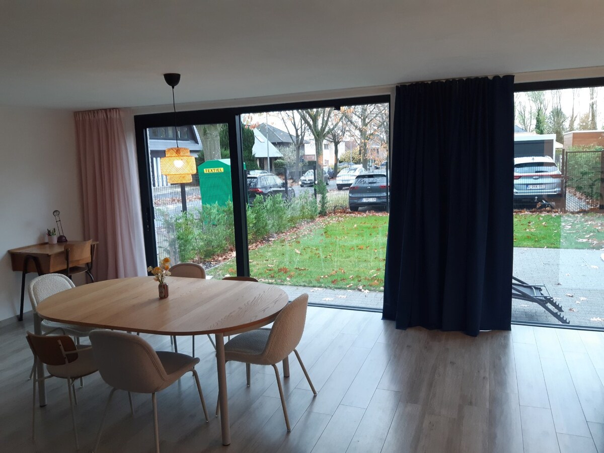 BEN-appartement met terras en tuintje. 