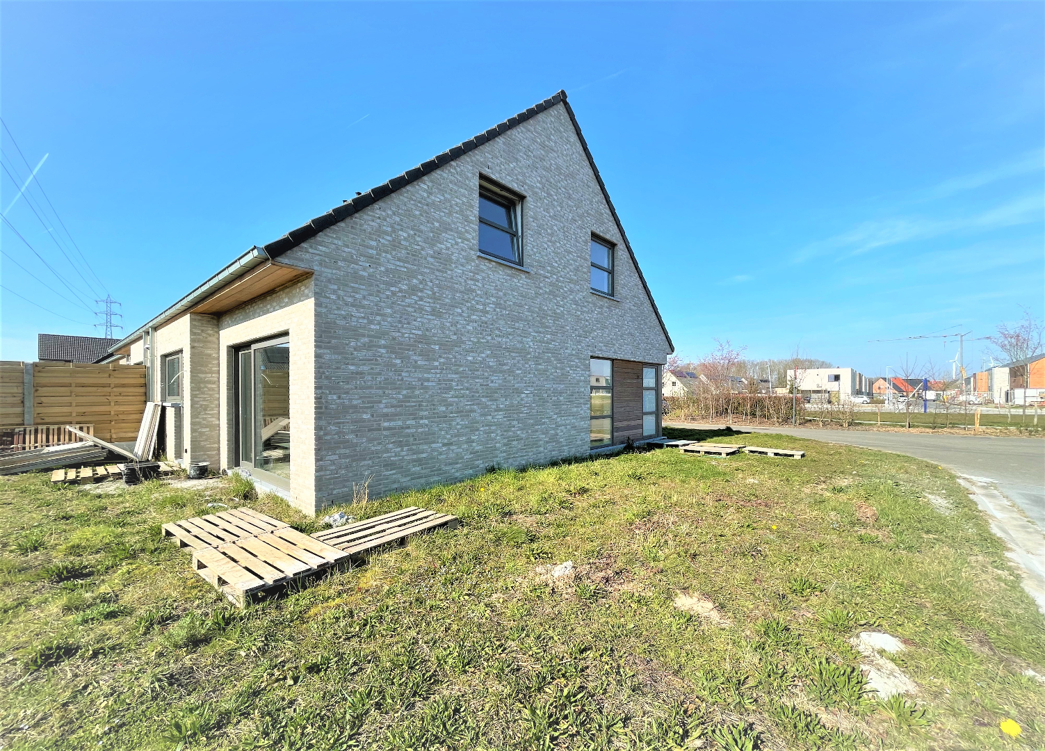 Nieuwbouwwoning met 3 slaapkamers en garage op 376m² 