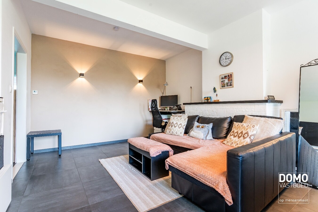 RUIM APPARTEMENT MET 2 SLAAPKAMERS, 2 ZOLDERKAMERS EN 2 GARAGES TE RUNKST 
