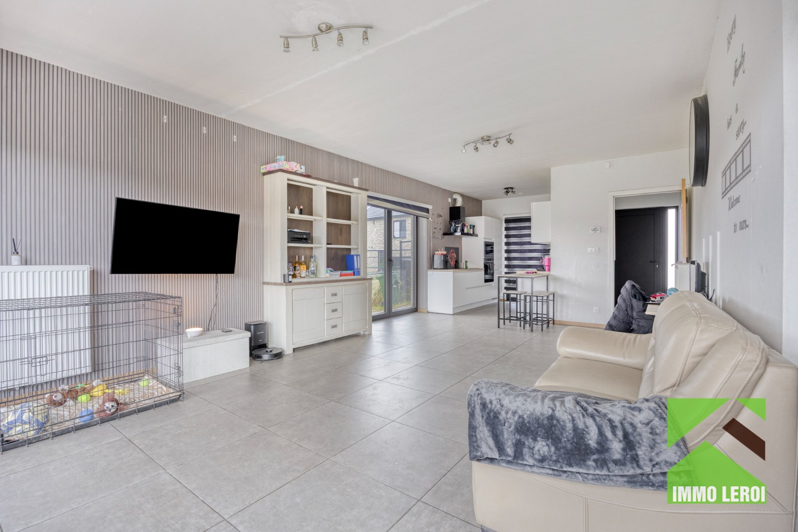 Woonkamer met doorgang keuken