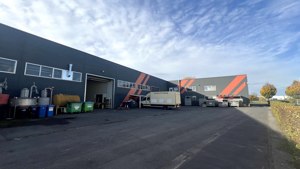 Magazijn met rolbrug en kantoren nabij N47 in Zele