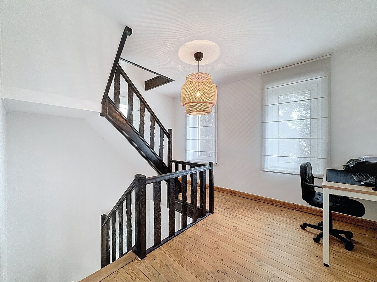 Herenwoning met afzonderlijke praktijkruimte te Velzeke 