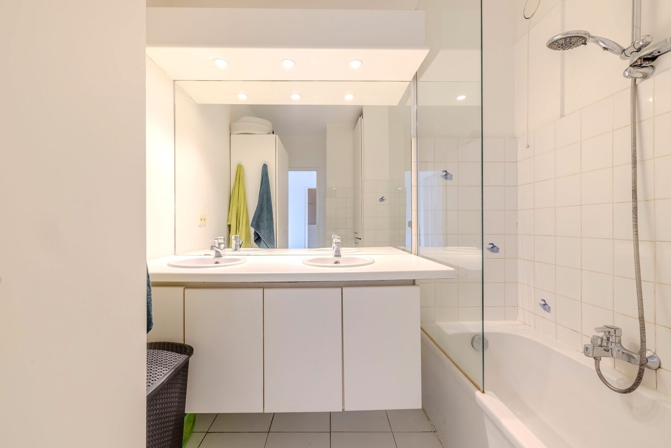 Instapklaar gelijkvloers met 2 slpks en garagebox 